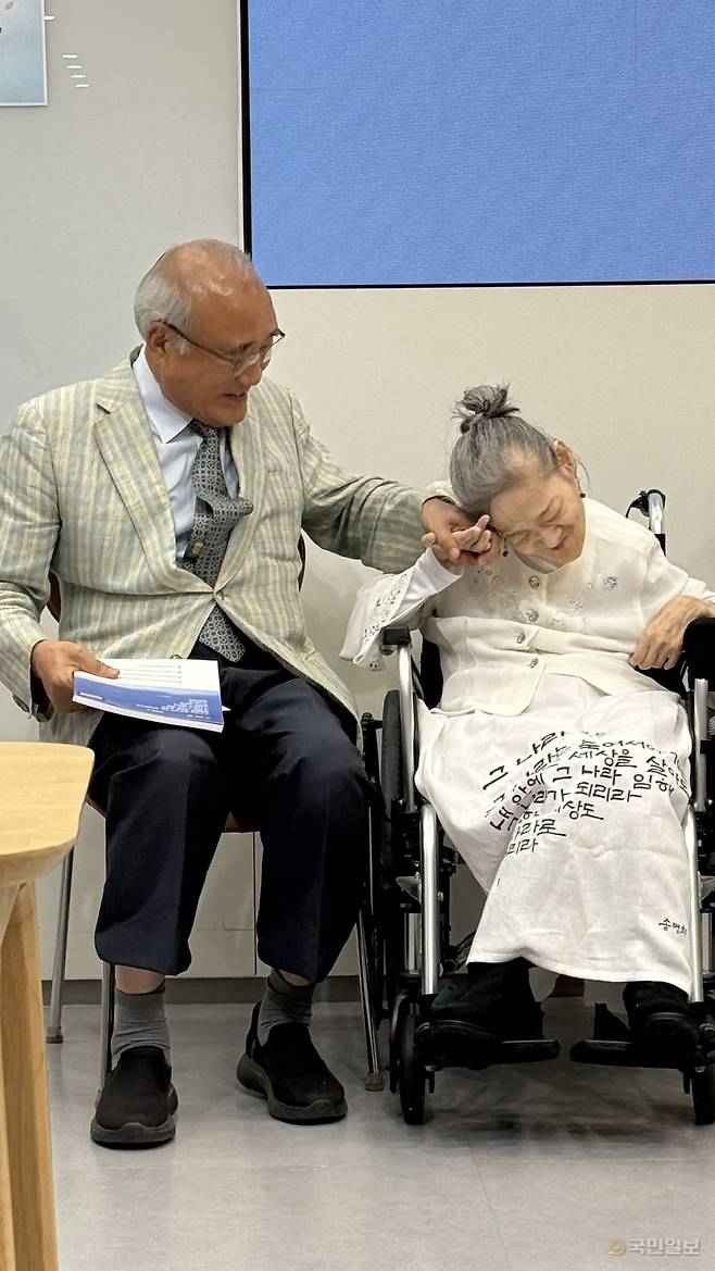 손을 잡은 채 교제를 나누고 있는 송명희 시인과 홍정길 남서울은혜교회 원로목사.