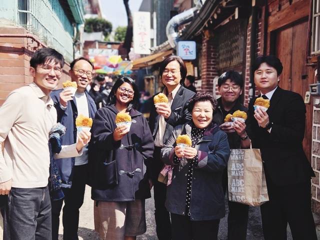 주빌리교회 성도와 이 교회 유일한 외국인 스네하(왼쪽 세번째)씨가 주일 예배 후 서울 종로구 삼청동을 산책하고 간식을 나눠 먹고 있다. 교회 제공