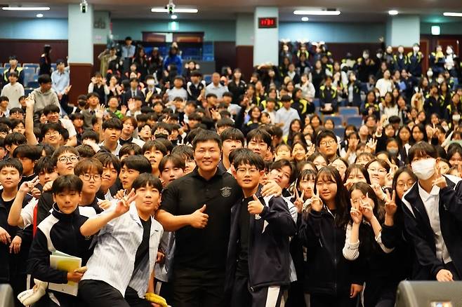 지난해 5월 부산 이사벨고 체육관에서 열린 직업인 초청 채플에서 학생들이 강사였던 박정호 교도관과 찍은 단체사진. 이사벨고 제공