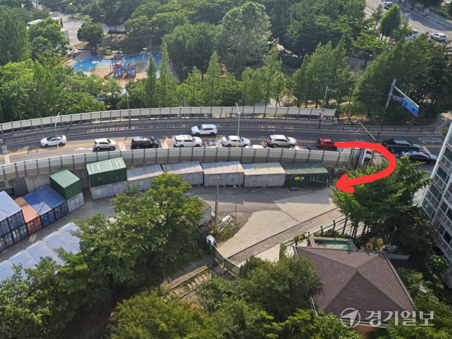 인천 부평구 부평동 남부고가교 인근 창고 부지 입구 전경. 창고 부지로 들어가려면 차량이 빨간색 화살표를 따라 우회전해야 한다. 박기웅기자