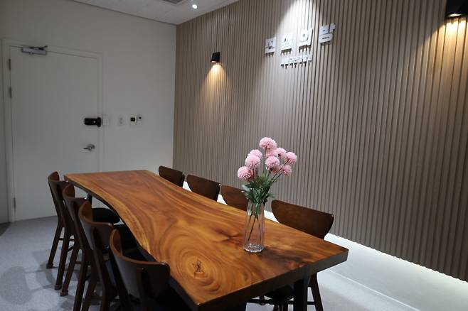 양 서장은 영화 '범죄도시'에 묘사된 금천서의 열악한 이미지에 대한 오해를 풀고자 지난달 1층 로비에 '진실의 방' 공간을 마련했다. 지난해 8월부터 올해 4월까지 금천서에 접수된 112신고 건수는 전년 동기 대비 4.1% 감소했다. /사진제공=금천경찰서.