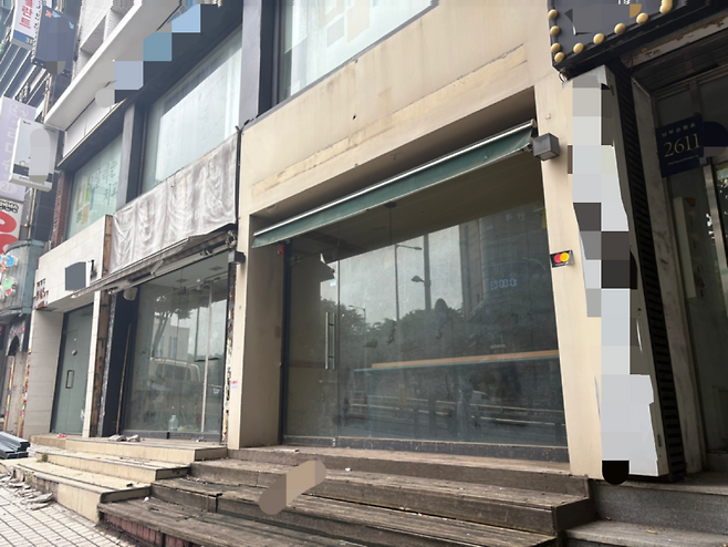 리모델링 앞둔 상가 건물도 임대를 받지 못해 공실이 유지되고 있다. 정주원 기자