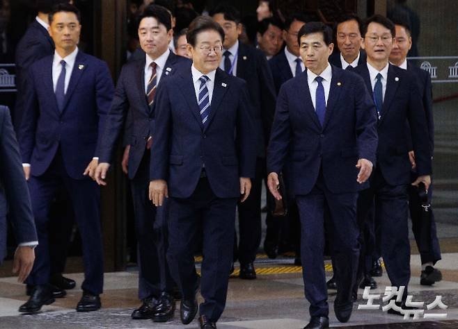 이재명 대통령이 지난 26일 서울 여의도 국회에서 2025년도 제2회 추가경정예산안에 대한 정부의 시정연설을 마치고 본회의장을 나서고 있다. 윤창원 기자