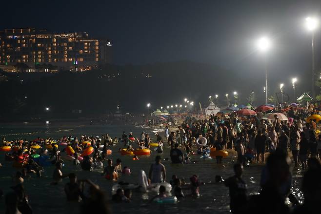 야간에 개장한 속초해수욕장. 속초시 제공