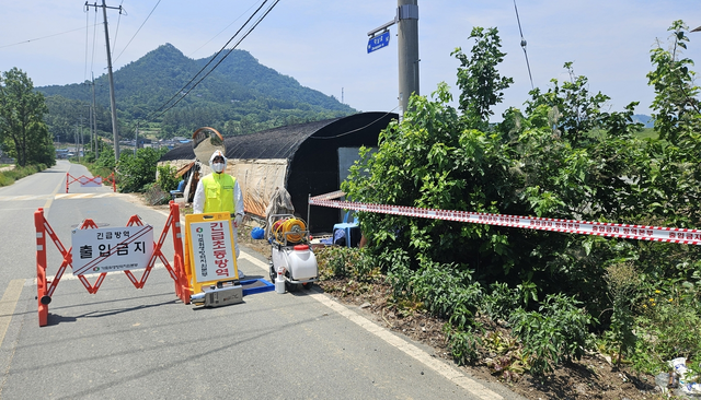 경남 김해에 무허가 토종닭농장에서 고병원성 조류인플루엔자(AI)가 발생해 방역당국에 비상이 걸렸다. 사진은 6월26일 전남 강진의 토종닭 계류장에서 발생한 이후 지방자치단체 관계자가 출입을 통제하는 모습. 전남도