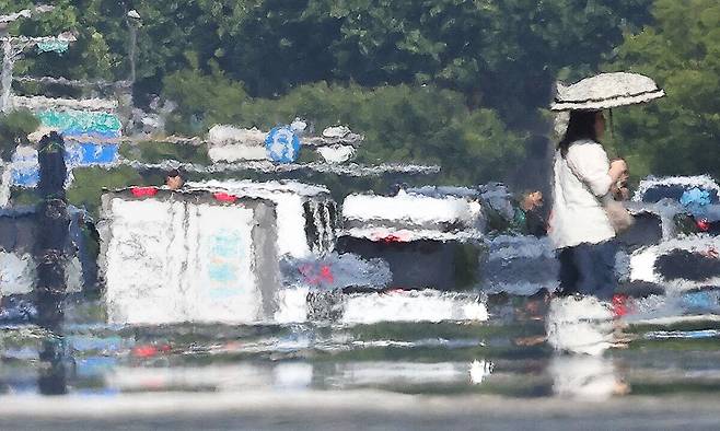 대구 달서구 호산동 달구벌대로에서 시민들이 열기로 가득한 도로를 건너고 있다. 연합뉴스