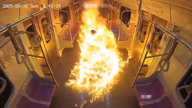 지난달 31일 오전 여의나루역에서 마포역 방향으로 달리던 지하철 5호선 열차 4번째 칸에서 원모(67)씨가 붙인 불로 화재가 발생한 모습. 서울남부지검 제공