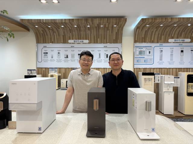 김준수(왼쪽) 교원웰스 생산팀장과 김형규 개발생산부문장.