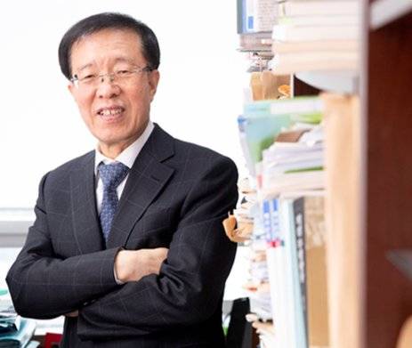 6·3대선에서 더불어민주당 선거대책위원회 공동선대위원장 겸 국민대통합위원장으로 활약한 이명박 정부 법제처장 출신 이석연 변호사. 지호영 기자