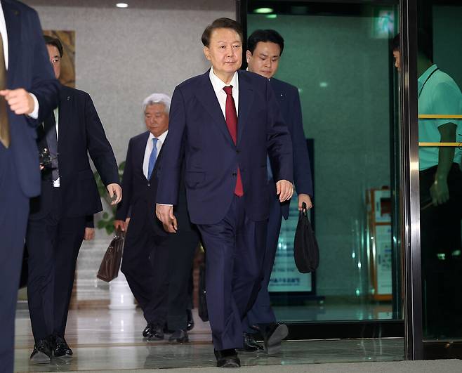 내란 특검 조사를 받은 윤석열 전 대통령이 29일 서초구 서울고검 청사를 나서고 있다. ⓒ연합뉴스