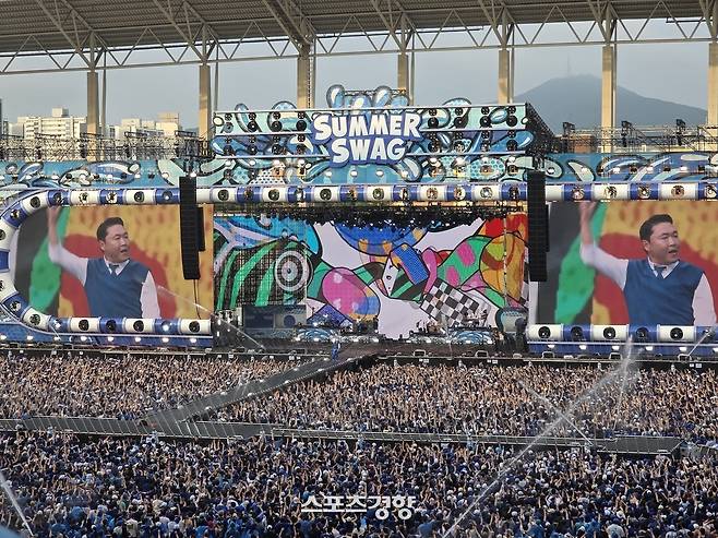 지난 28일 인천아시아드 주경기장에서 개최된 ‘싸이흠뻑쇼 서머스웨그 2025’ 공연 모습. 사진|김원희 기자