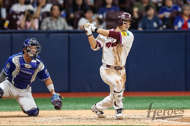키움 이주형(2번)이 29일 고척 삼성전에서 안타를 때리고 있다. 키움 히어로즈 제공