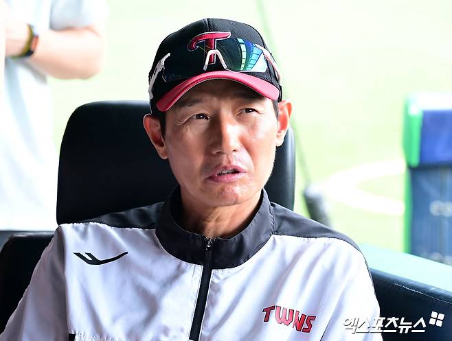 29일 오후 서울 송파구 잠실야구장에서 열리는 '2025 신한 SOL Bank KBO리그' KIA 타이거즈와 LG 트윈스의 경기, LG 염경엽 감독이 취재진과 대화를 나누고 있다. 잠실, 김한준 기자