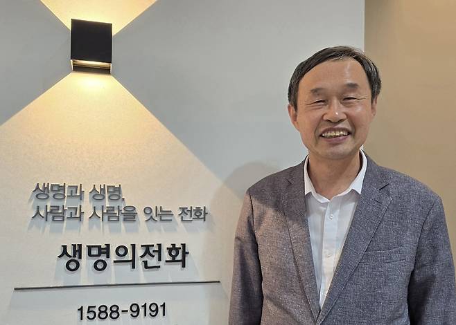 생명을 지키는 전화번호 1588-9191 (서울=연합뉴스) 이세원 기자 = 26일 오후 서울 성북구 소재 사회복지법인 생명의전화에서 하상훈 원장이 생명의전화 상담 번호가 적힌 곳에서 사진 촬영에 응하고 있다.