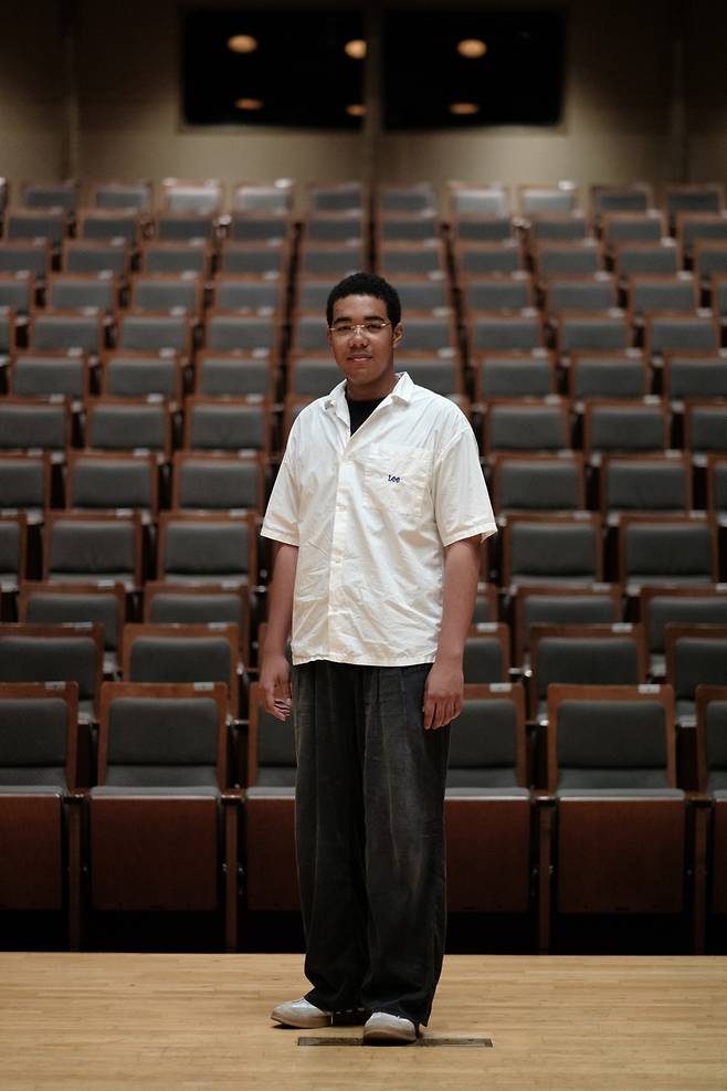 포즈 취하는 이하느리 작곡가 (서울=연합뉴스) 류효림 기자 = 이하느리 작곡가가 지난 27일 서울 서초구 예술의전당 리사이틀홀에서 연합뉴스와 인터뷰에 앞서 포즈를 취하고 있다. 2025.6.29. ryousanta@yna.co.kr