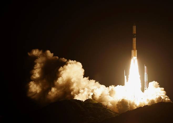 하늘로 솟아오르는 H2A 50호기 (다네가시마 교도=연합뉴스) 일본 H2A 로켓 50호기가 29일 오전 규슈 가고시마현 다네가시마 우주센터에서 발사되고 있다.