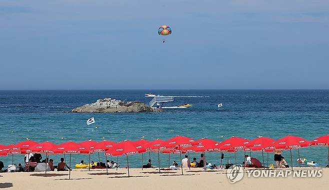 피서객 기다리는 파라솔 (강릉=연합뉴스) 유형재 기자 = 개장 후 첫 휴일인 29일 강원 강릉시 경포해수욕장 백사장에는 원색의 파라솔이 피서객을 기다리고 있다. 2025.6.29 yoo21@yna.co.kr