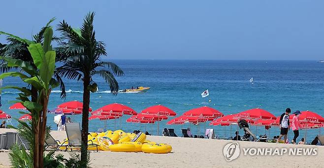 피서객 기다리는 파라솔 (강릉=연합뉴스) 유형재 기자 = 개장 후 첫 휴일인 29일 강원 강릉시 경포해수욕장 백사장에는 원색의 파라솔이 피서객을 기다리고 있다. 2025.6.29 yoo21@yna.co.kr