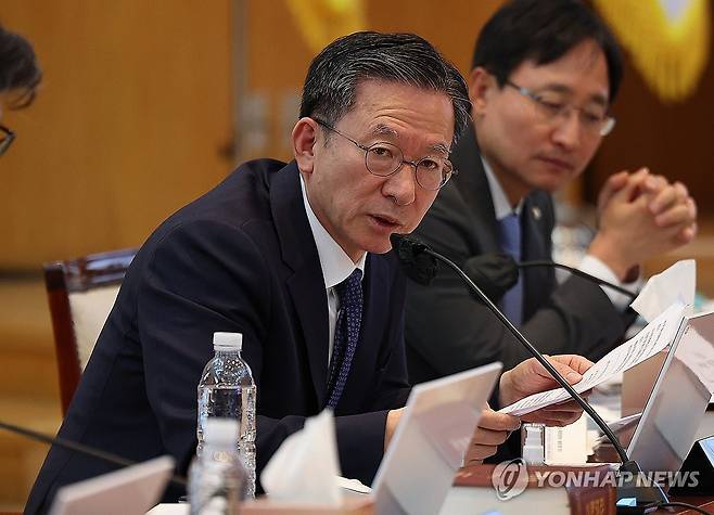 국감서 질의하는 정성호 의원 (대구=연합뉴스) 윤관식 기자 = 더불어민주당 정성호 의원이 24일 한국은행 대구경북본부에서 열린 국회 기획재정위원회의 한국은행 대구경북본부·포항본부, 대구지방국세청, 대구본부세관, 대구조달청, 동북지방통계청에 대한 국정감사에서 질의하고 있다. 2024.10.24 psik@yna.co.kr