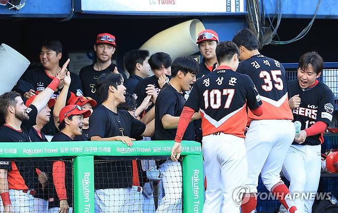 팀동료와 환호하는 KIA 김석환 (서울=연합뉴스) 최재구 기자 = 29일 서울 잠실야구장에서 열린 프로야구 2025 신한 SOL 뱅크 KBO리그 KIA 타이거즈와 LG트윈스의 경기에서 6회 초 원아웃 주자 2, 3루 상황 2타점 3루타를 날리고 대주자로 교체된 KIA 김석환이 더그아웃에서 팀동료들과 환호하고 있다. 2025.6.29 jjaeck9@yna.co.kr