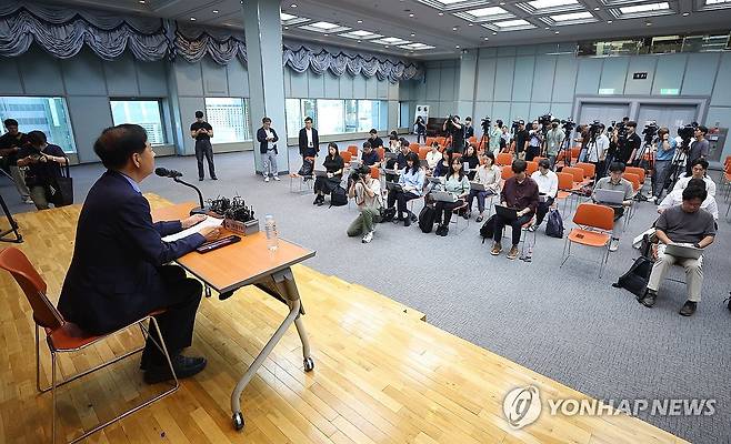기자간담회하는 구윤철 경제부총리 후보자 (서울=연합뉴스) 김도훈 기자 = 구윤철 경제부총리 겸 기획재정부 장관 후보자가 29일 서울 중구 예금보험공사 대강당에서 열린 기자간담회에서 발언하고 있다. 2025.6.29 superdoo82@yna.co.kr