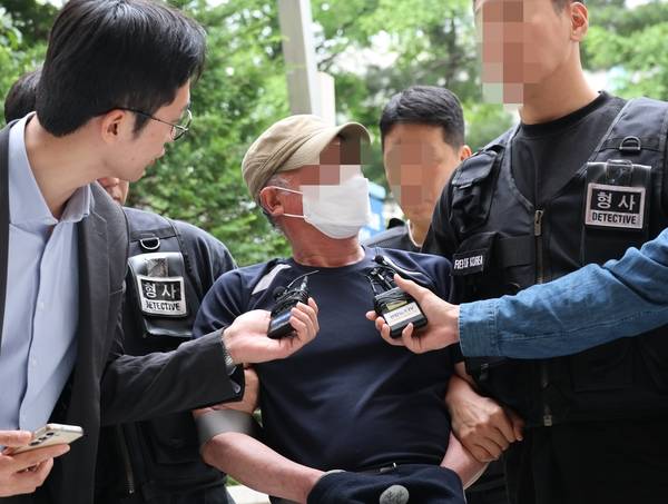 법원의 접근금지 명령이 종료된 지 일주일 만에 아내를 찾아가 흉기로 살해한 60대 남성은 지난 21일 오후 구속심사를 받기 위해 법원에 출석하며 “(아내를 살해한 것을) 나는 잘했다고 여긴다. 남은 가족도 아들 하나라 미안한 거 없다”고 말했다. 2025.6.21/연합뉴스