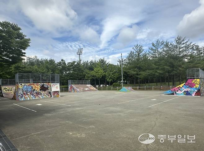 인천 부평구 삼산동에 소재한 분수공원 내 X-게임장에 일부 시설물이 철거된 흔적(흰색 선)이 남아 있다. 사진=노선우 기자