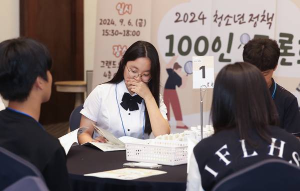 인천지역 청소년들이 교육정책의 추진 여부를 결정을 위한 정책 100인 토론회를 개최하고 있다.