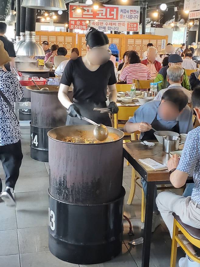 솥뚜껑 매운탕 집에서 직원이 수제비를 뜨고 있는 모습. (사진= 김영복 연구가)