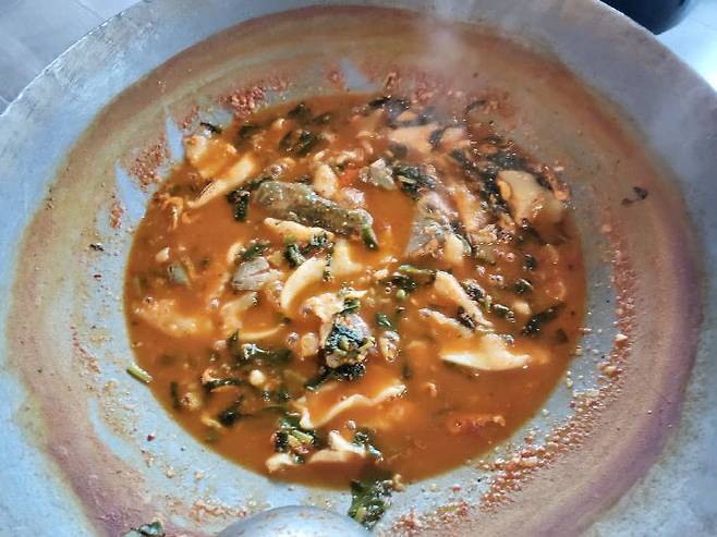 솥뚜껑 매운탕. (사진= 김영복 연구가)