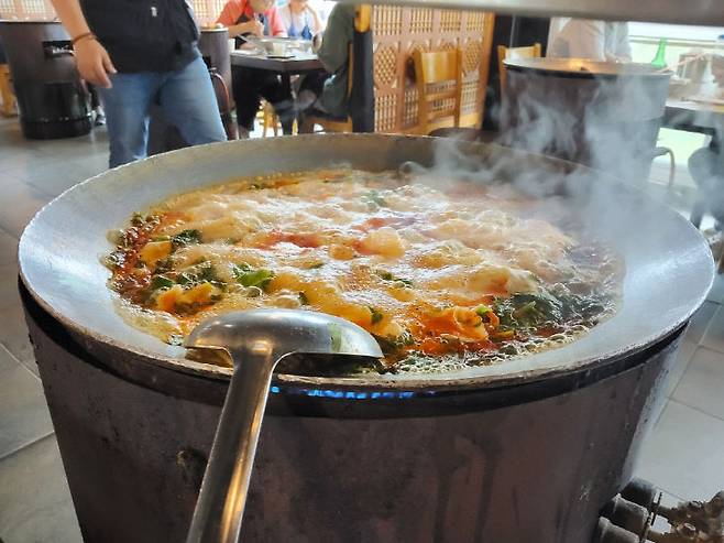 솥뚜껑 매운탕. (사진= 김영복 연구가)
