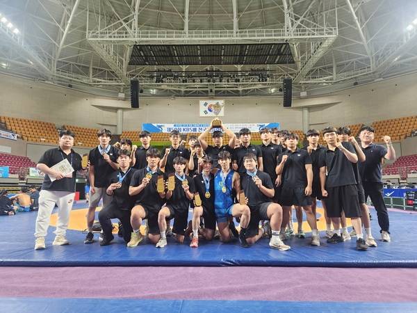▲ '제50회 KBS배 전국레슬링대회'에서 그레코로만형과 자유형에서 단체 우승을 차지한 충북체육고등학교 레슬링팀이 기념촬영을 하고 있다. 충북체육회 제공
