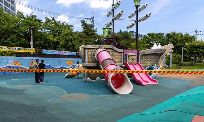 울산 중구 우정공원 물놀이장에서 바닥 탄성칩 사이의 작은 철사들로 인해 이용하는 어린이들이 다치는 사고가 발생한 가운데 30일 관계자들이 우정공원 물놀이장 시설물을 점검하고 있다. 최지원 기자