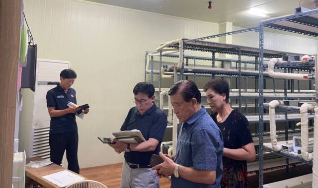 청송군농업기술센터에서 뒤영벌 사육지도를 하는 모습. 청송군 제공