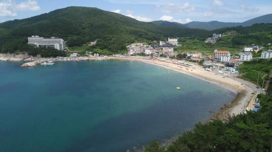 거제시에 위치한 16개 해수욕장이 오는 7월 5일 일제 개장해 8월 24일까지 51일간 운영한다. 사진은 거제시 일운면 와현모래숲해변 전경