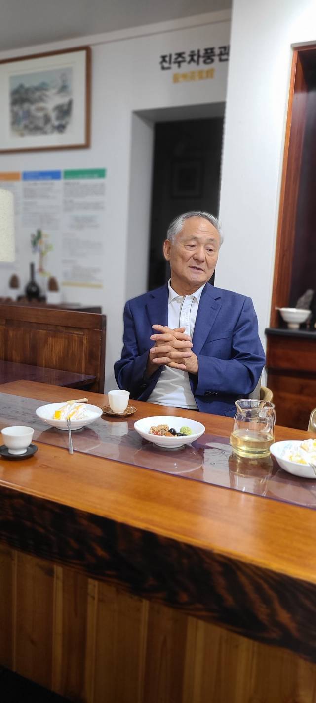2025 천년차문화 대차회에서 이상호 대차회장이 차담회를 갖고 있다. 진주목문화사랑방 제공