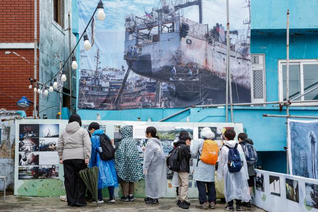 부산 영도구 봉래동 비주류사진관 앞마당의 전시 작품을 돌아보는 관람객들. 비주류사진관 제공