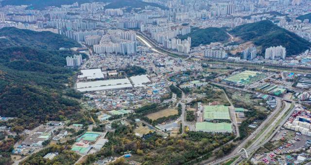 방산업체 (주)풍산 부산공장과 센텀2지구 조성 예정지 전경. 부산일보DB