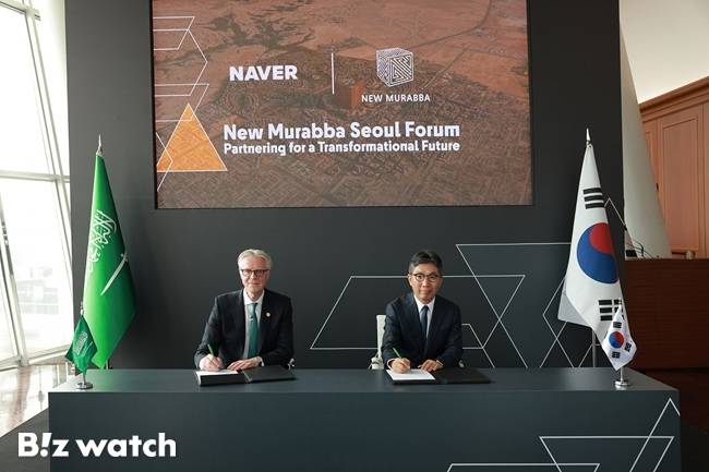 30일 서울시에서 열린 '뉴 무라바 서울 투자 파트너십 포럼'에서 네이버클라우드와 뉴 무라바가 MOU를 체결했다. 사진은 왼쪽부터 마이클 다이크 뉴 무라바 CEO, 김유원 네이버클라우드 대표./사진=네이버 제공
