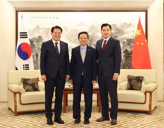 왼쪽부터 최대호 안양시 시장, 다이빙 주한 중국대사, 지인태 한국아태경제인협회 청년위원장(사진=한국아태경제인협회)