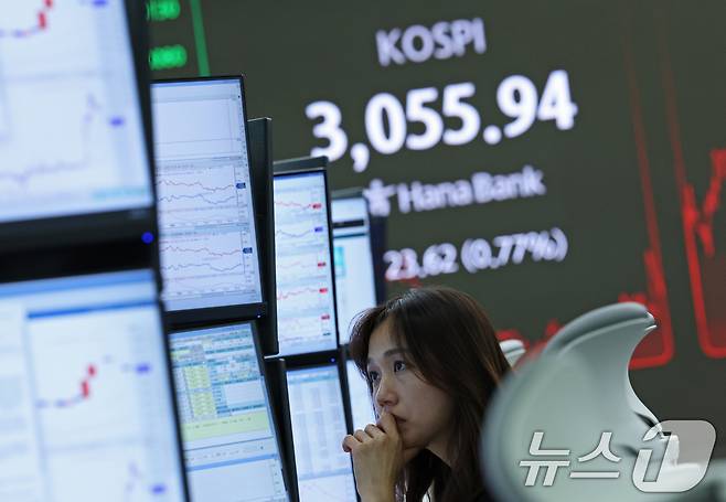 코스피가 외국인 매도세로 하락 마감한 27일 오후 서울 중구 하나은행 본점 딜링룸 전광판에 코스피 지수가 표시되고 있다. 2025.6.27/뉴스1 ⓒ News1 오대일 기자