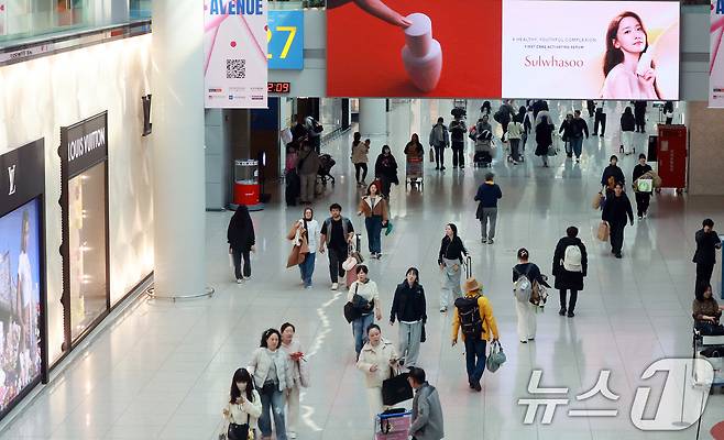 인천국제공항 제1터미널 면세점에서 관광객들이 쇼핑을 하고 있다. 국내 면세점 업황이 고환율, 경기 침체로 인해 부진을 이어가고 있다. 2025.3.10/뉴스1 ⓒ News1 김진환 기자