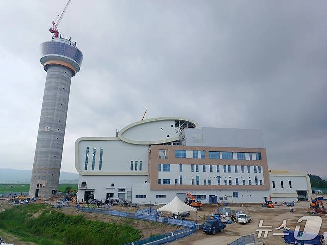 지난 27일 서산시 친환경 체험관광형 자원회수시설의 전망대가 94m에 이르는 굴뚝 상부에 인양된 모습. (서산시 제공. 재판매 및 DB금지)2025.6.30/뉴스1