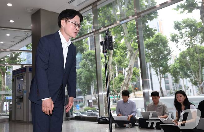 이재명 정부 초대 산업통상자원부 장관에 지명된 김정관 후보자(두산 에너빌리티 사장)가 30일 오전 서울 강남구 한국기술센터에 마련된 인사청문회 준비단 사무실로 출근하며 취재진에게 인사하고 있다. 2025.6.30/뉴스1 ⓒ News1 오대일 기자