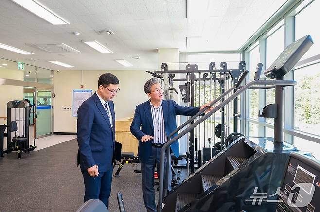 정용래 유성구청장이 반다비 체육센터 시설물을 점검하고 있다.(유성구 제공. 재판매 및 DB금지)/뉴스1