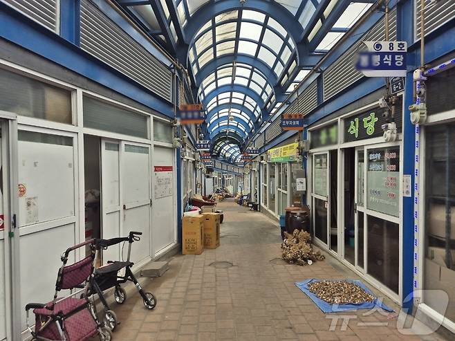 한 때는 개도 1만원 짜리를 물고 다녔다던 강원 삼척 도계읍 전두시장 일대가 30일 휑한 모습을 보이고 있다. 석탄업계 쇠퇴로 한 때 5만명에 달하던 도계읍 인구는 올해 1만 명 선이 무너졌다. 2025.6.30/뉴스1 ⓒ News1 윤왕근 기자