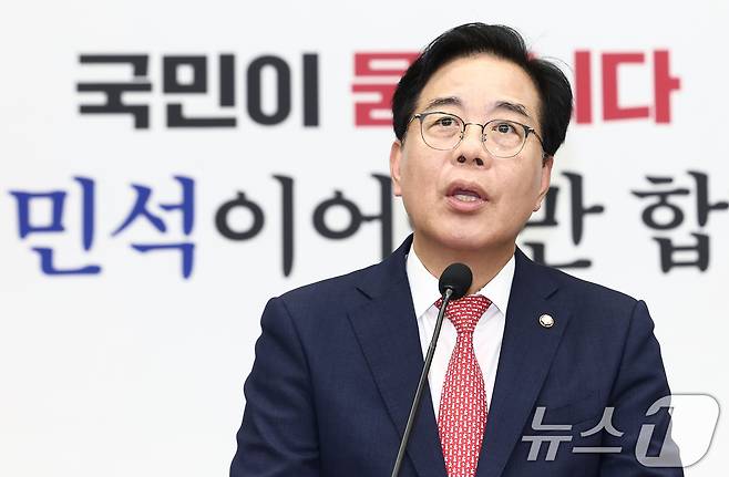 송언석 국민의힘 원내대표가 30일 서울 여의도 국회에서 열린 의원총회에서 모두 발언을 하고 있다. 2025.6.30/뉴스1 ⓒ News1 김민지 기자