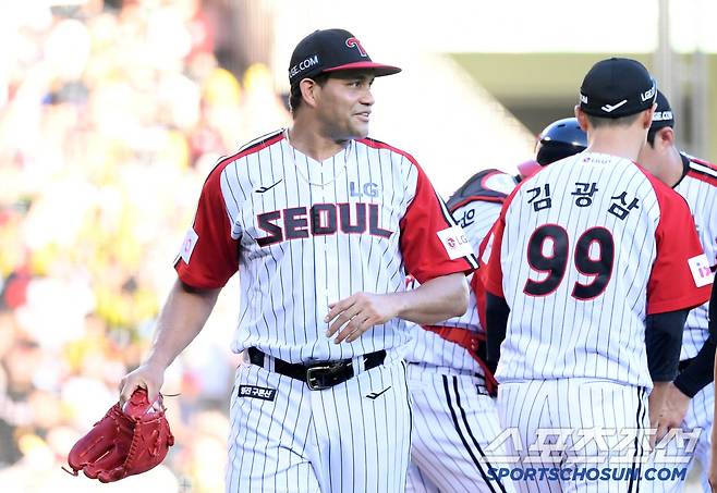 29일 잠실구장에서 열린 LG 트윈스와 KIA 타이거즈의 경기. LG 선발 치리노스가 6회를 마치지 못하고 마운드에서 내려오고 있다. 잠실=박재만 기자 pjm@sportschosun.com/2025.06.29/