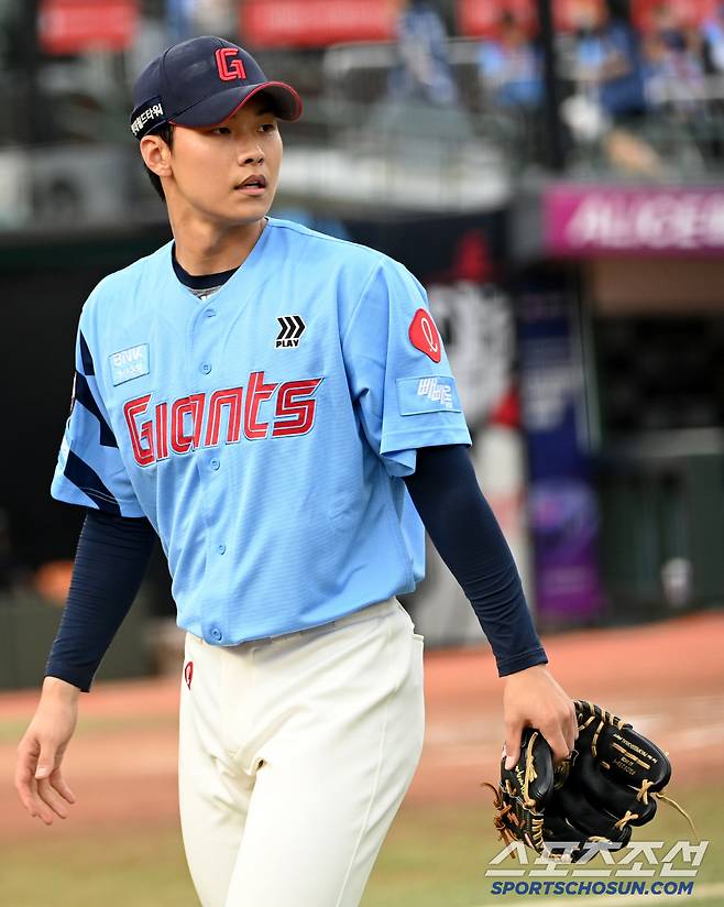 22일 부산 사직야구장에서 열린 삼성과 롯데의 경기, 4회초 등판한 롯데 홍민기가 이닝을 마친 후 더그아웃으로 향하고 있다. 부산=허상욱 기자wook@sportschosun.com/2025.06.22/