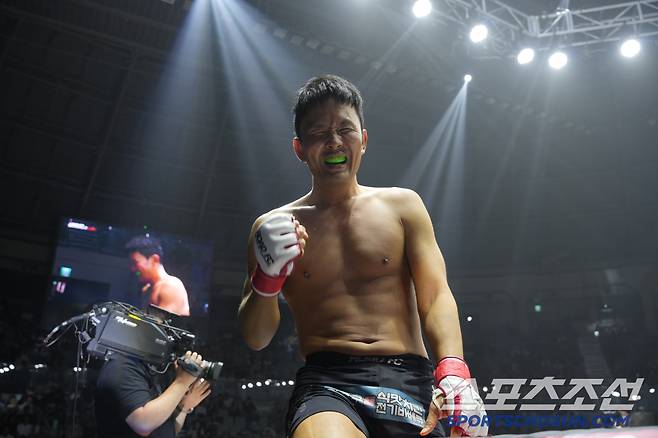 윤형빈이 밴쯔에게 TKO승을 거둔 뒤 기뻐하고 있다. 사진제공=로드FC